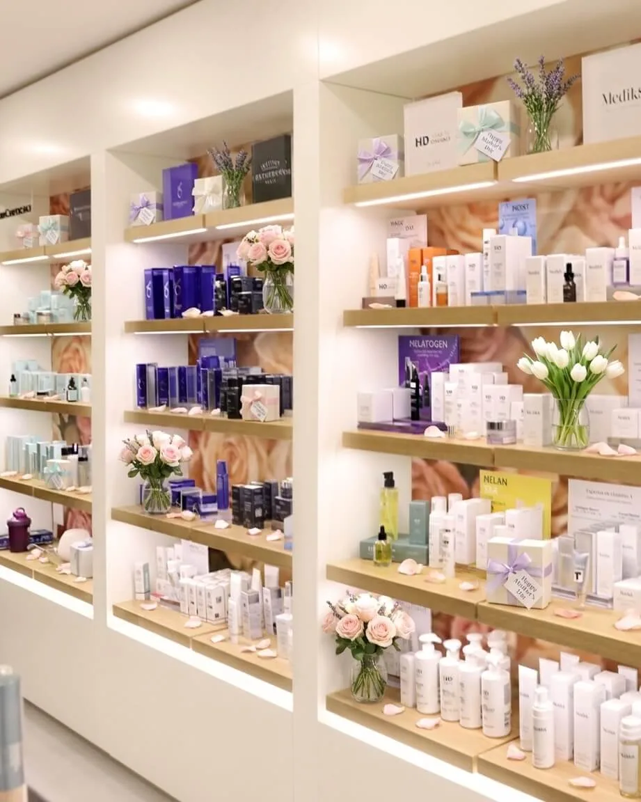 Anaqueles con productos dermatológicos en Boutique Isela Méndez