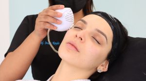 ¿Ya conoces nuestro facial Cryolift? Nuestros tratamientos faciales combinan productos altamente efectivos con técnicas de aplicación relajantes. Facial Cryolift_clínica dermatológica isela méndez