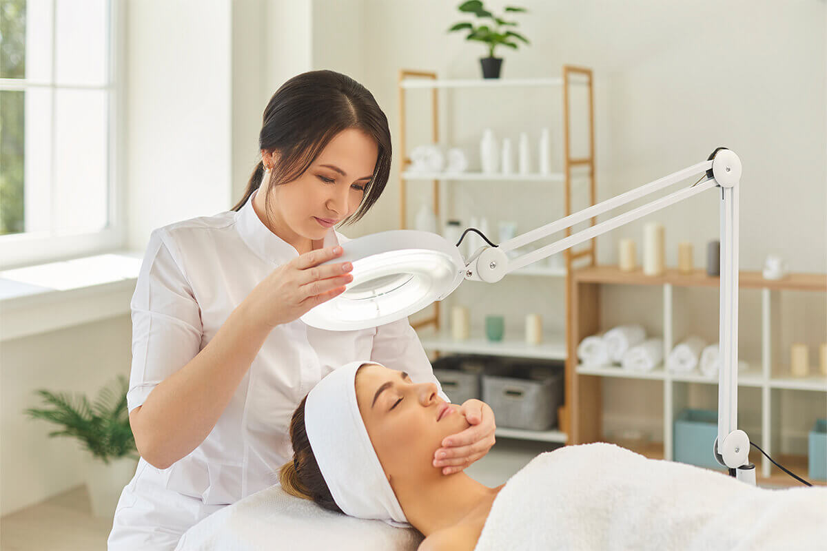 Revision de lunares con dermatoscopio en consulta dermatologica